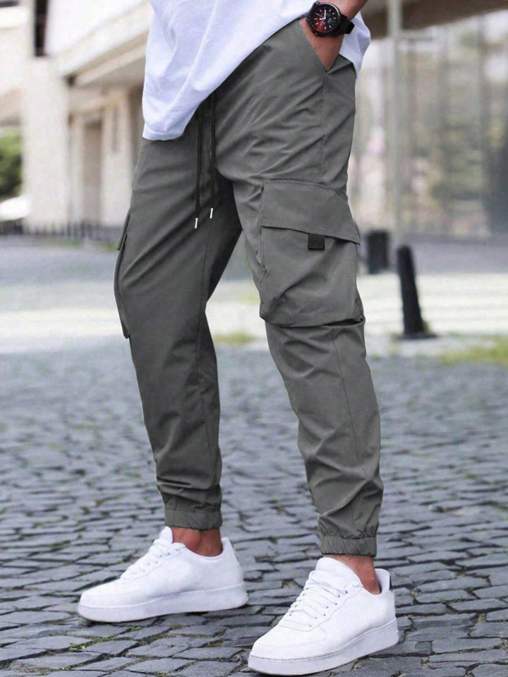 Mann trägt lässige Herren Cargo Jogginghose, ideal für Urban Style, Freizeit und Frühlingsmode.