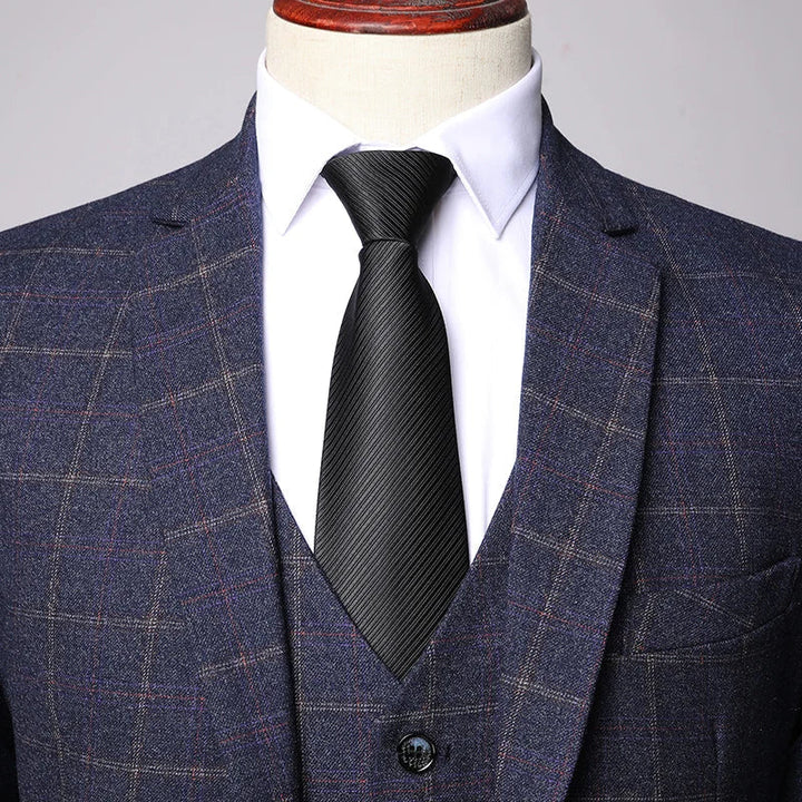 Sakko und Hose des Herren Frühlingsanzugs Simon im Windowpane-Karo. Moderner Business-Zweiteiler für Männer.