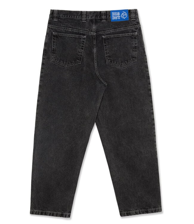 Nahaufnahme des strapazierfähigen Stoffes der weiten Herren Frühlingsjeans, hohe Qualität.