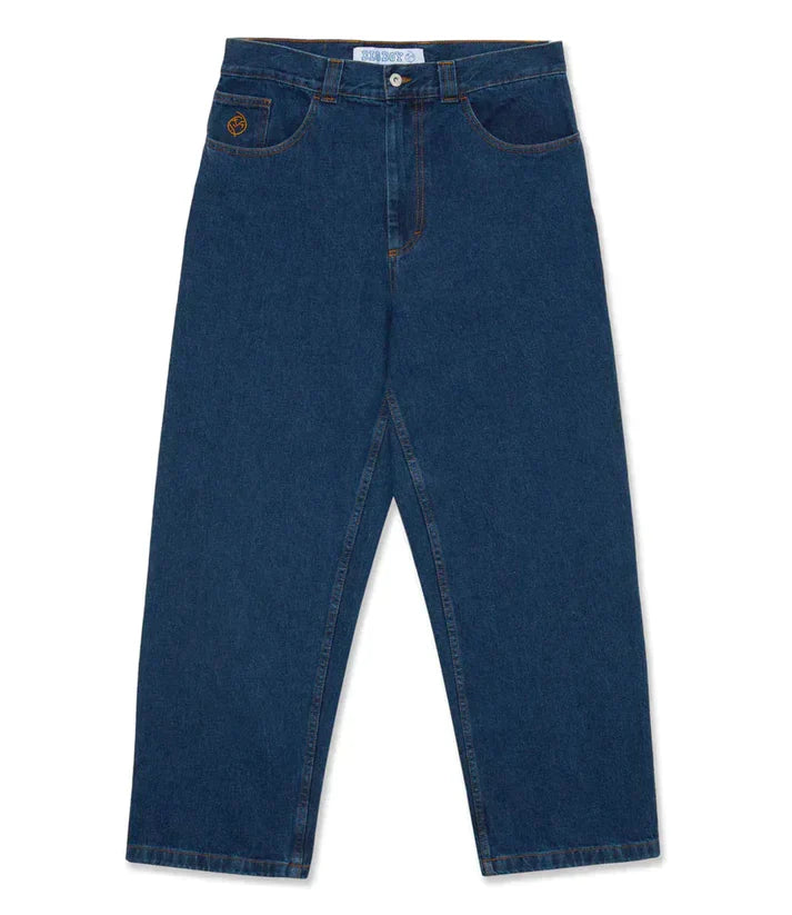 Model trägt bequeme Herren Frühlingsjeans mit weiter Passform, stylische Streetwear.