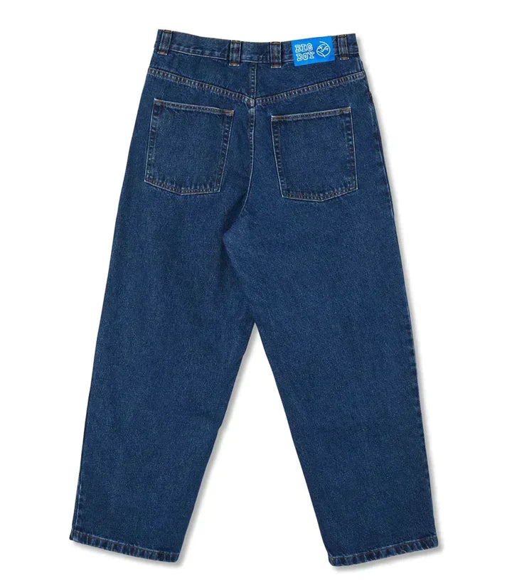 Gefaltete weite Herren Jeans in hellem Blauton, lockere Passform für lässige Frühlingsoutfits.