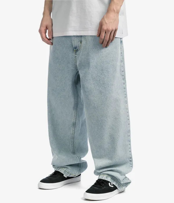 Weiter Beinabschluss der modernen Herren Frühlingsjeans, betont die lockere Passform.