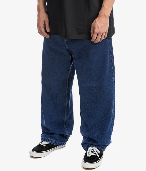 Seitenansicht der bequemen Herren Frühlingsjeans, zeigt die lockere und weite Passform.