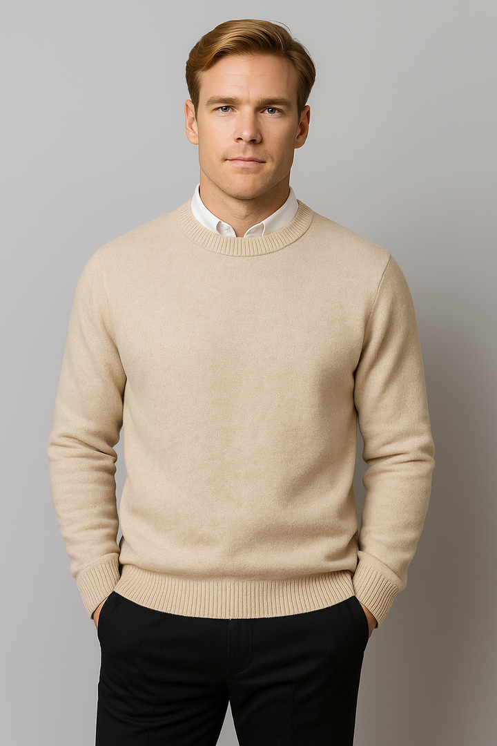 Detailaufnahme des weichen Stoffes vom eleganten Herren Frühlingspullover mit Rundhalsausschnitt.