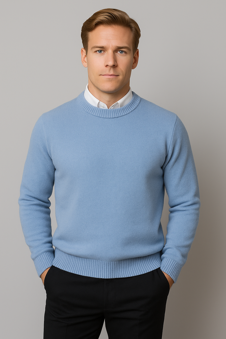 Vorderansicht des klassischen Herren Rundhals-Pullovers für den Frühling, schick und bequem.