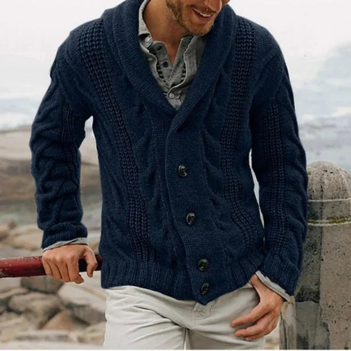 Herren Frühlingsstrickjacke mit elegantem Schalkragen und praktischer Knopfleiste. Ideal für Übergangstage.