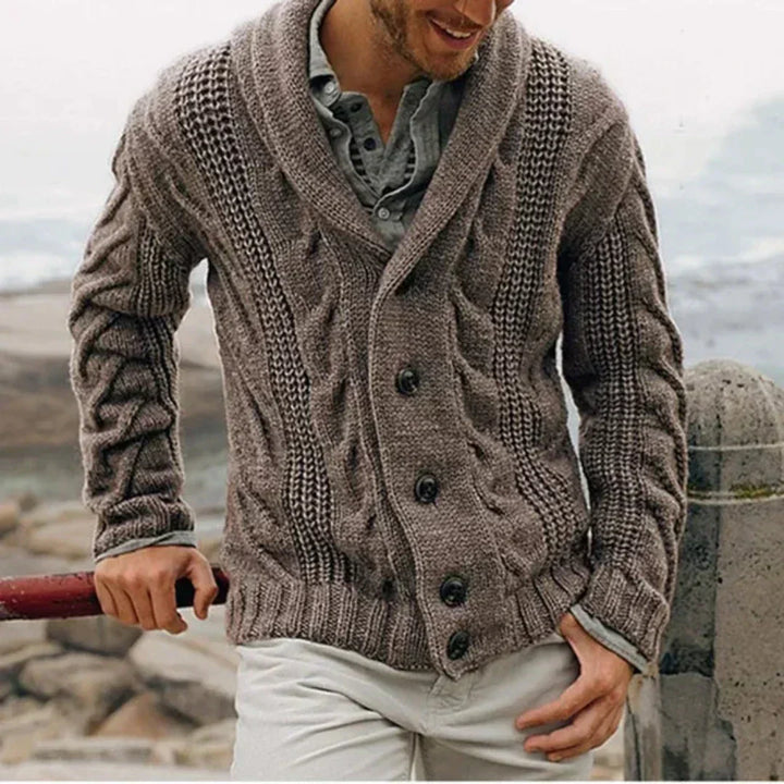 Moderner Herren-Cardigan mit Schalkragen und Knopfverschluss. Komfortable Freizeitmode für den Frühling.