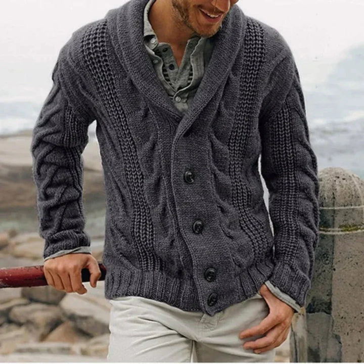 Gestrickter Herren-Cardigan mit Schalkragen und Knopfleiste. Vielseitige Übergangsjacke für Herrenmode.