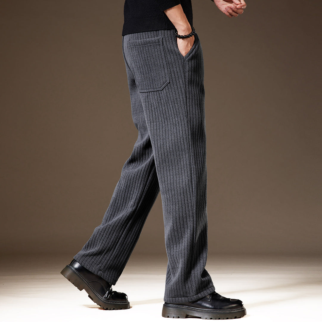 Schwarze Herren Freizeithose mit geradem Schnitt, bequeme Taschenhose. Optimal für Winter & Alltag.