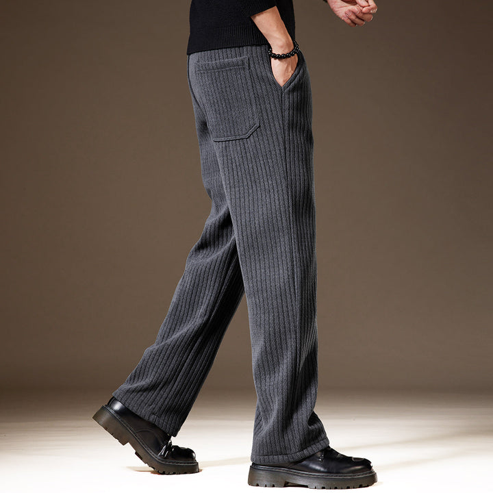 Schwarze Herren Freizeithose mit geradem Schnitt, bequeme Taschenhose. Optimal für Winter & Alltag.