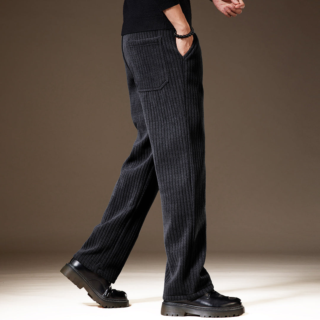 Graue Herren Freizeithose, moderner gerader Schnitt. Praktische Taschenhose für Casual-Winter-Looks.