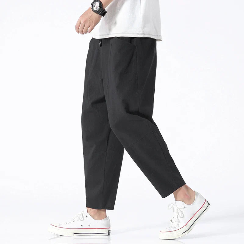 Komfortable lässige Herrenhose mit geradem Bein, leichtem Stoff. Perfekt für warme Frühlingstage & Sommerabende.