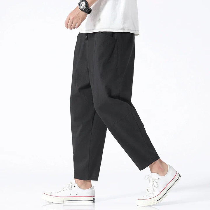 Komfortable lässige Herrenhose mit geradem Bein, leichtem Stoff. Perfekt für warme Frühlingstage & Sommerabende.