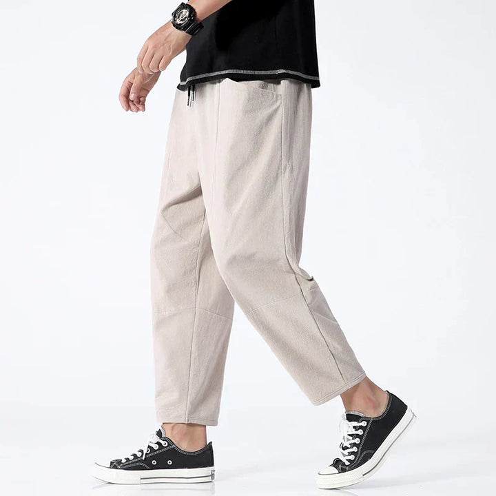 Stylische Herren-Chino mit geradem Bein für Freizeit & Alltag. Modern, vielseitig kombinierbar. Ideal für Frühling/Sommer.