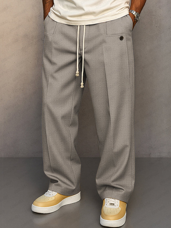 Elegante Herren Hose mit Kordelzugbund und klarer Bügelfalte. Ideal für moderne Streetwear und Alltag.