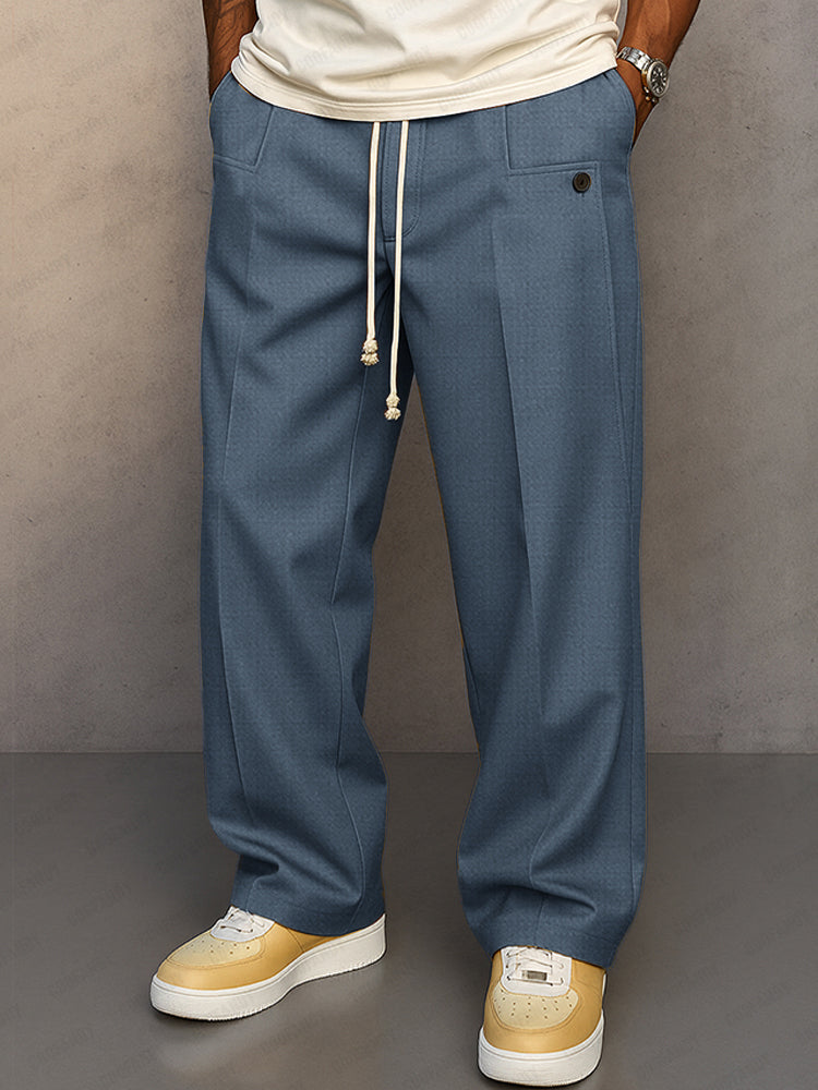 Detailaufnahme Herrenhose: Kordelzugbund und Bügelfalte. Kombiniert Eleganz mit dem Komfort von Streetwear.