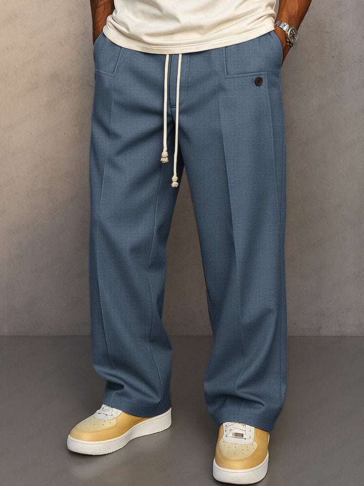 Detailaufnahme Herrenhose: Kordelzugbund und Bügelfalte. Kombiniert Eleganz mit dem Komfort von Streetwear.