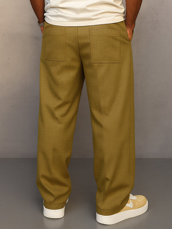 Bequeme Herren Freizeithose mit Kordelzugbund und Bügelfalte. Streetwear meets Eleganz in dieser Herrenhose.