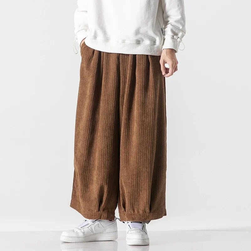 Herren Freizeithose mit weitem Bein und Kordelzug. Bequem, stilvoll, ideal für Casual-Looks.