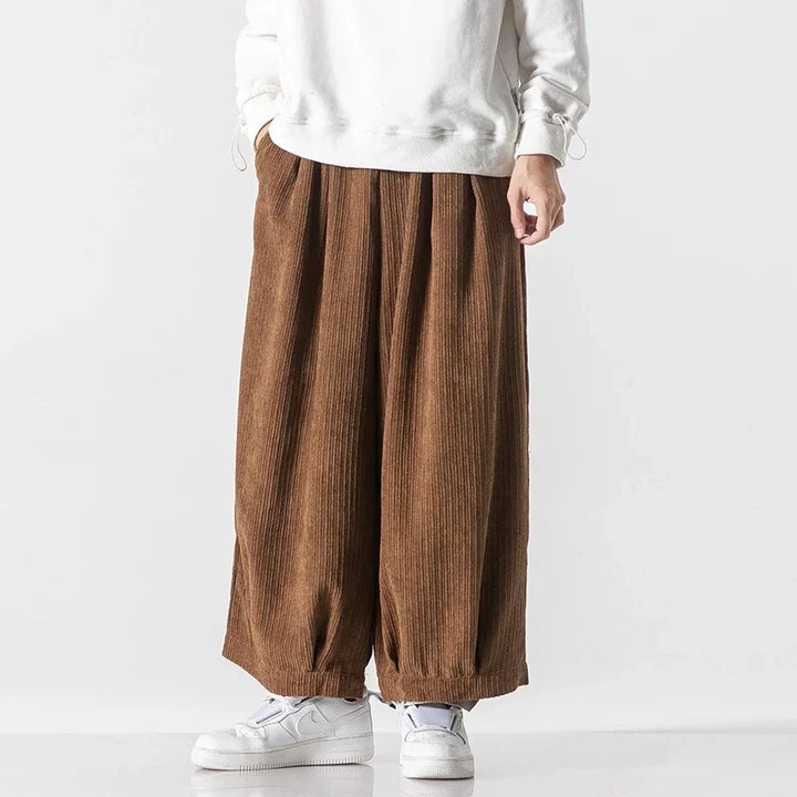 Herren Freizeithose mit weitem Bein und Kordelzug. Bequem, stilvoll, ideal für Casual-Looks.