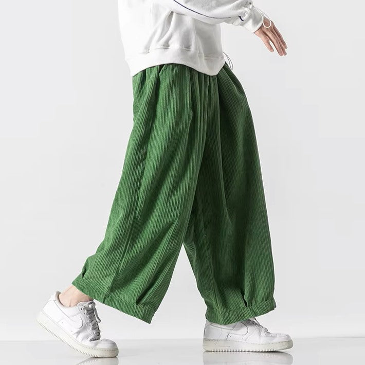 Komfortable Herrenhose mit Kordelzug, weitem Bein. Perfekt für lässige, stilvolle Herrenmode.