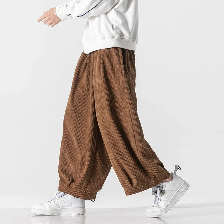 Entspannte Herrenhose, weites Bein, Kordelzug. Vielseitig für Casual-Looks in Grün.