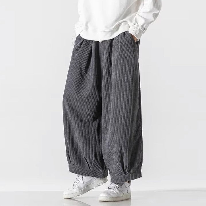 Stilvolle Herren Freizeithose in Grau mit Kordelzug und weitem Bein. Bequem für Freizeit.