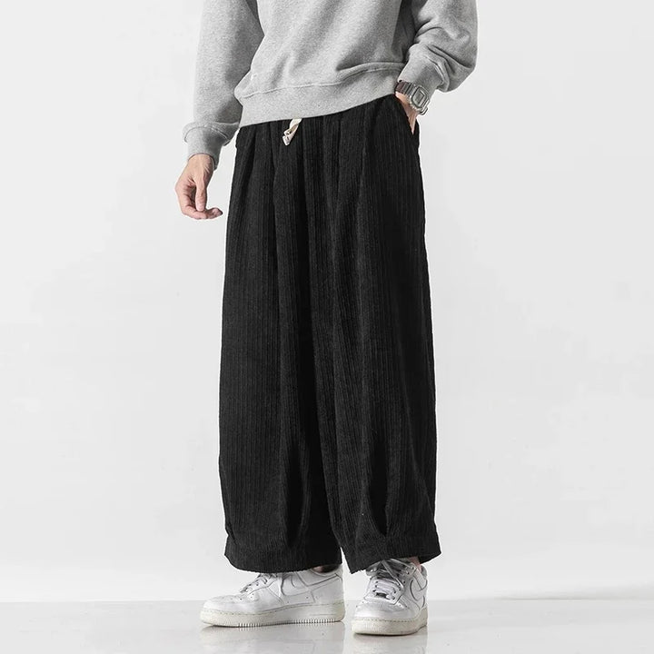 Weite Herrenhose mit Kordelzug: bequem, stilvoll, ideal für entspannte Freizeit-Outfits in Schwarz.