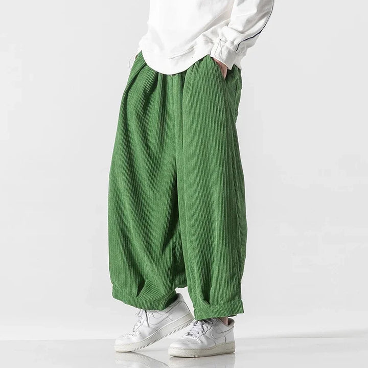 Cremefarbene Freizeithose für Herren, weites Bein, Kordelzug. Komfortable Baggy-Passform.