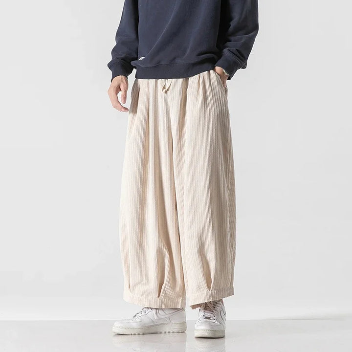 Herrenhose mit weitem Bein, Kordelzug. Modern, bequem, für stilvolle Casual-Looks in Braun oder Grün.