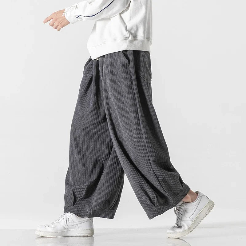 Modische Herrenhose mit weitem Bein, Kordelzug. Entspannte Passform in Grau oder Schwarz.