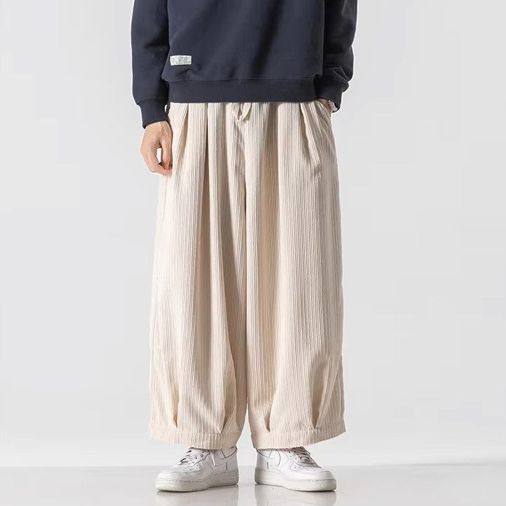 Bequeme Baggy-Hose für Herren: weites Bein, Kordelzug. Perfekt für die Freizeit.