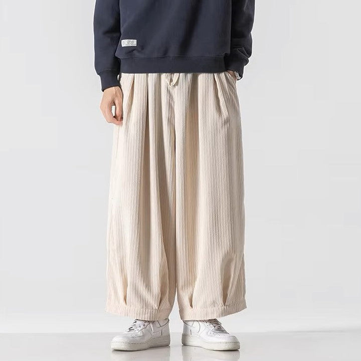 Bequeme Baggy-Hose für Herren: weites Bein, Kordelzug. Perfekt für die Freizeit.