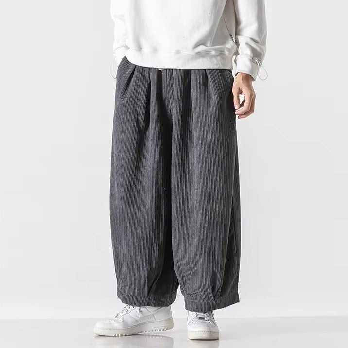 Stilvolle Herren Freizeithose mit Kordelzug und weitem Bein in Braun. Lässige Herrenmode.