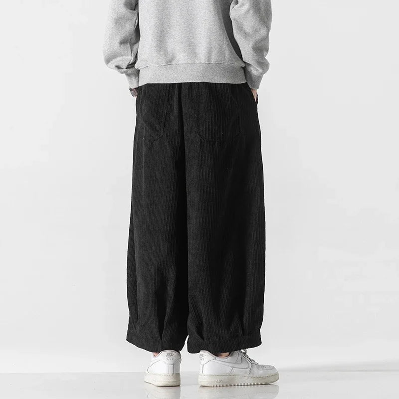 Graue Herrenhose, weites Bein, Kordelzug. Komfortable, entspannte Passform für den Alltag.