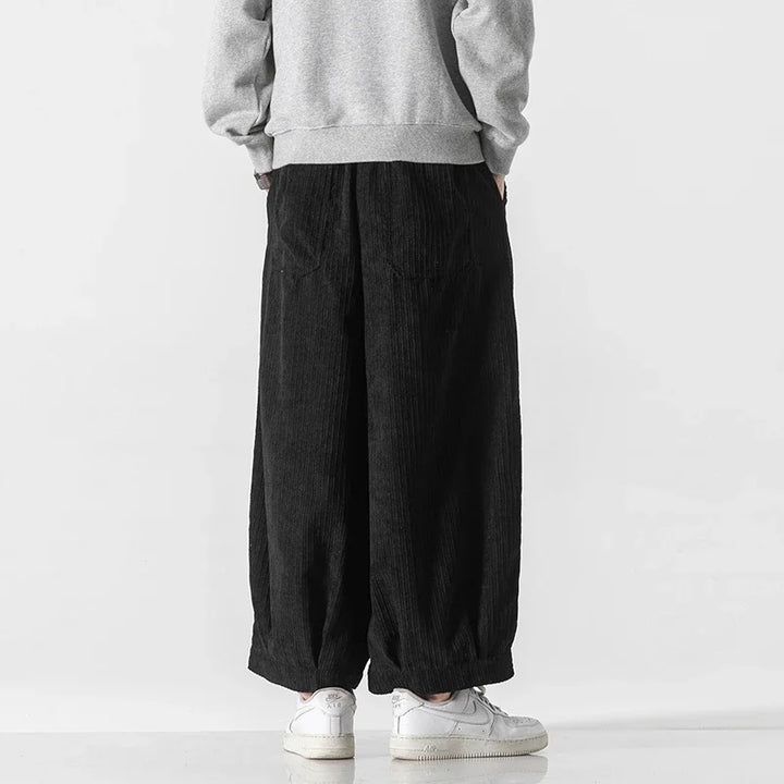 Graue Herrenhose, weites Bein, Kordelzug. Komfortable, entspannte Passform für den Alltag.