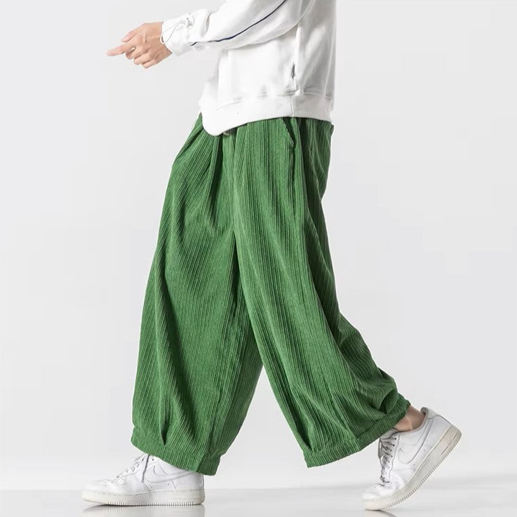 Grüne Herren Freizeithose mit weitem Bein, Kordelzug. Stilvoll und bequem für Herrenmode.