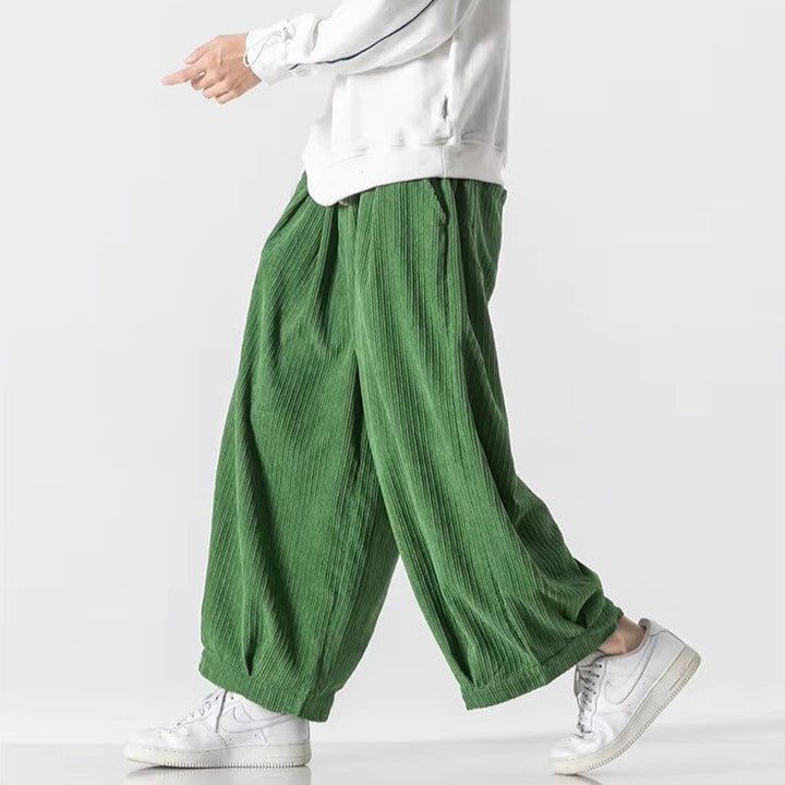 Grüne Herren Freizeithose mit weitem Bein, Kordelzug. Stilvoll und bequem für Herrenmode.