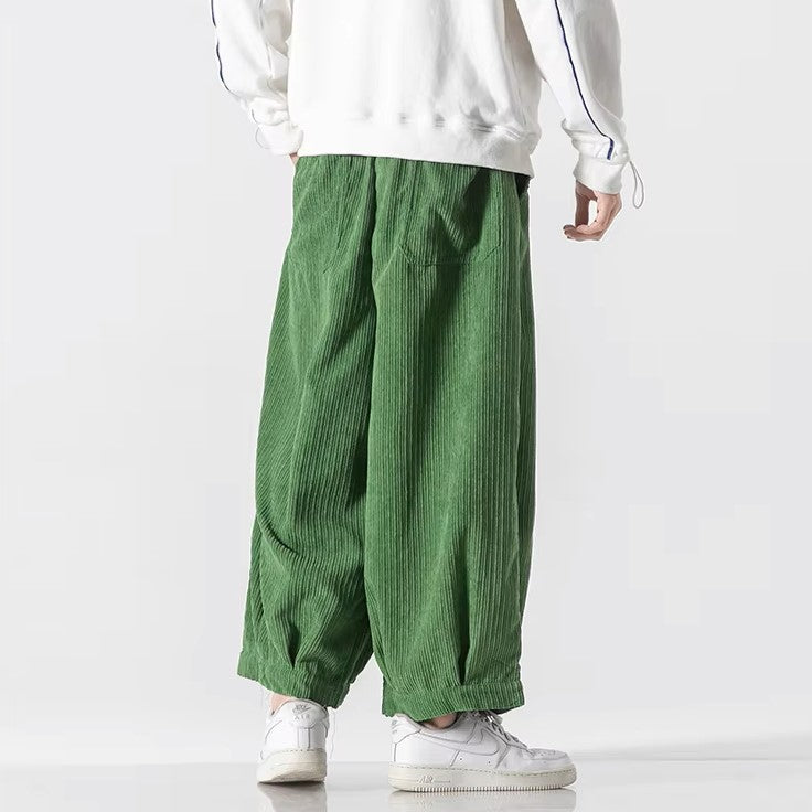 Cremefarbene Herrenhose: weites Bein, Kordelzug. Bequem geschnitten für entspannte Casual-Outfits.