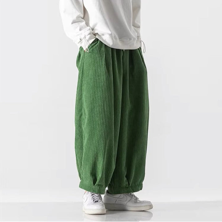 Schwarze Herren Baggy-Hose mit Kordelzug und weitem Bein. Lässig und komfortabel.