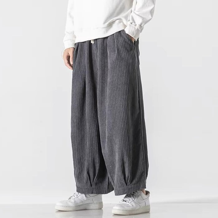 Herren Freizeithose: weites Bein, Kordelzug. Ideal für entspannte Tage, in Braun erhältlich.