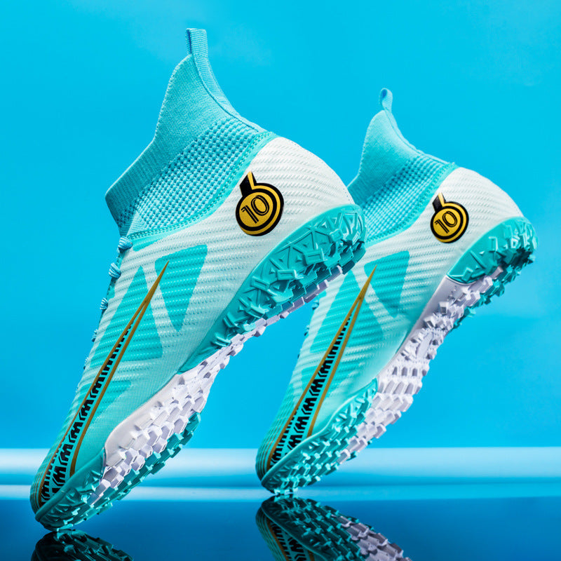 Stylische Herren Sportschuhe: Fußballschuhe mit hohem Schaft und Knöchelstütze für festen Halt.