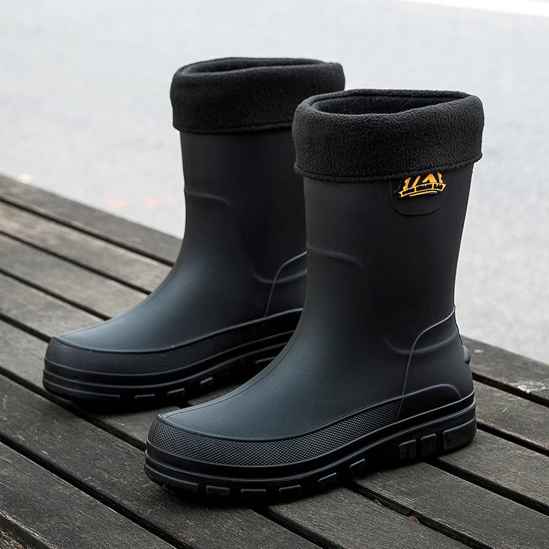Rutschfeste Herren Arbeitsstiefel gefüttert, schwarz, bieten sicheren Halt bei Outdoor-Arbeiten & schlechtem Wetter.