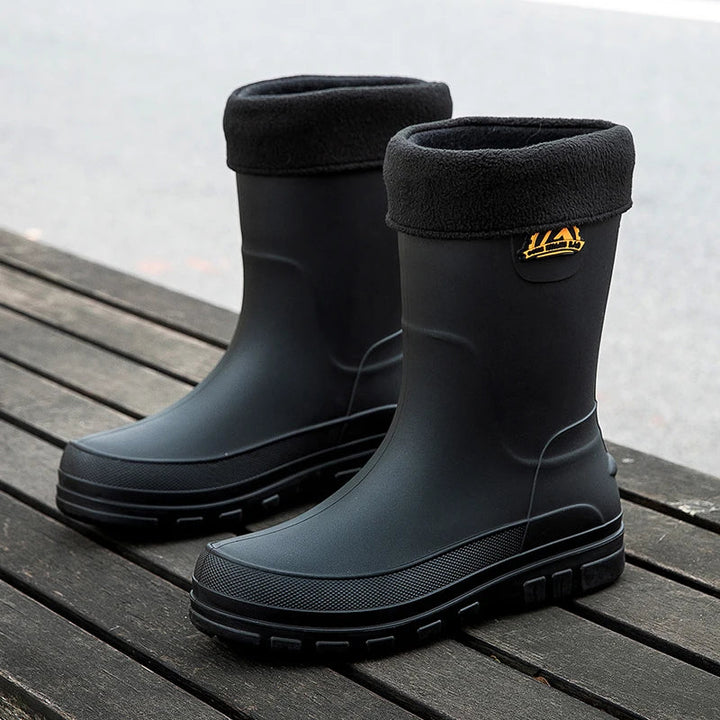 Rutschfeste Herren Arbeitsstiefel gefüttert, schwarz, bieten sicheren Halt bei Outdoor-Arbeiten & schlechtem Wetter.