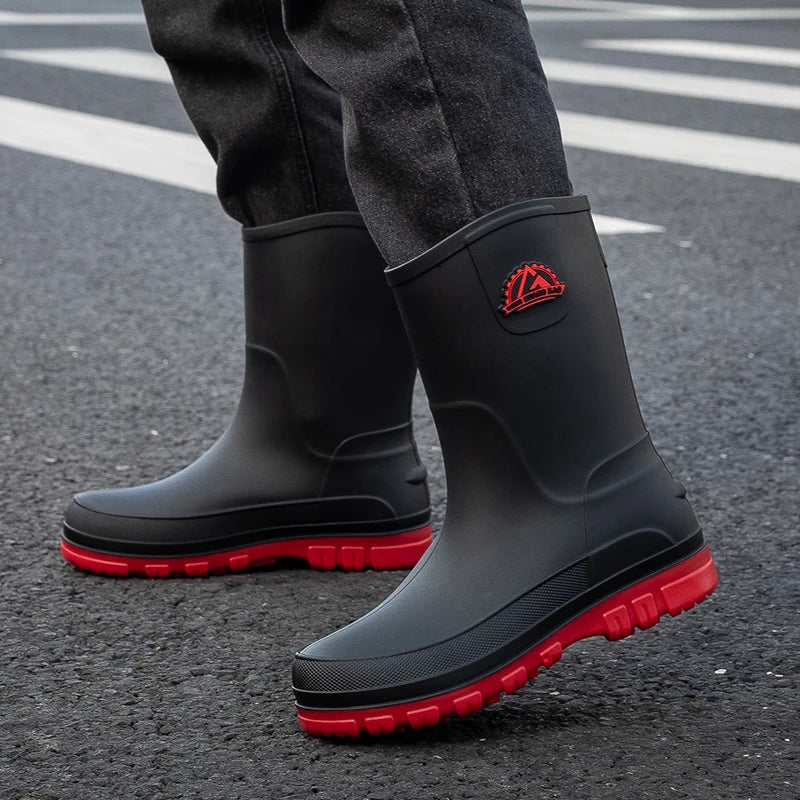 Auffällige rote Herren Gummistiefel, gefüttert und wasserdicht, perfekt für Gartenarbeit oder Outdoor-Abenteuer.