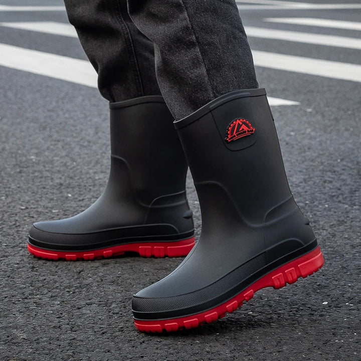 Auffällige rote Herren Gummistiefel, gefüttert und wasserdicht, perfekt für Gartenarbeit oder Outdoor-Abenteuer.