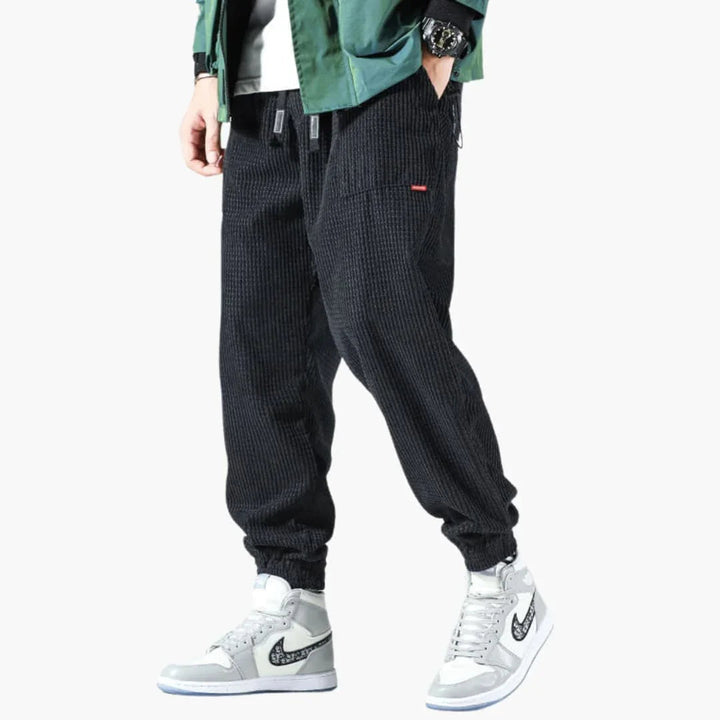 Moderne gerippte Herrenhose mit geradem Bein & strukturiertem Bund in Schwarz. Vielseitige Männer Mode für Freizeit.