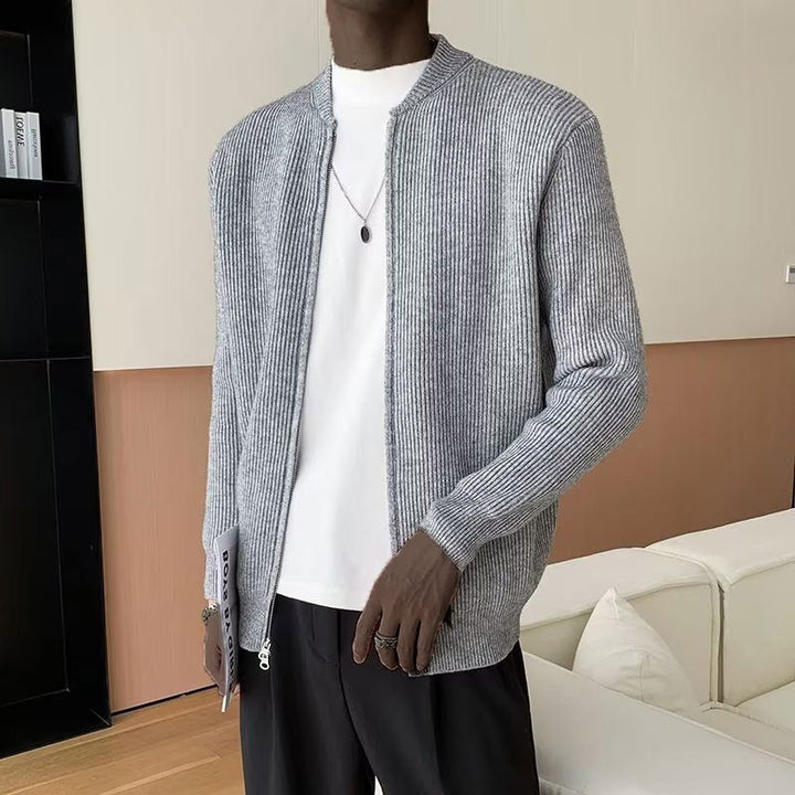 Detailansicht: Gerippter Herren Strickpullover mit Reißverschluss. Moderne Frühlingsmode für Männer.