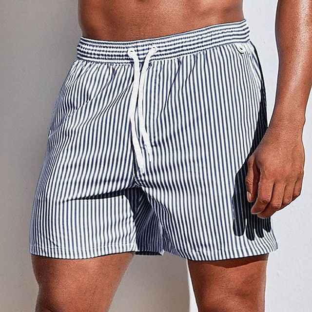 Moderne gestreifte Herren Bademode. Stilvolle schnelltrocknende Boardshorts und Strandshorts für den Sommer.