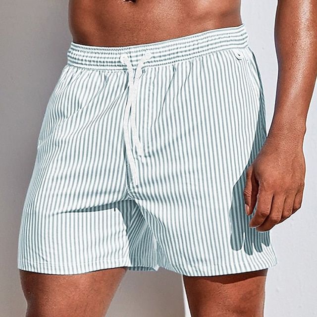 Nahaufnahme der gestreiften Herren Boardshorts. Schnelltrocknendes Material, ideal als Badehose & Strandshorts.